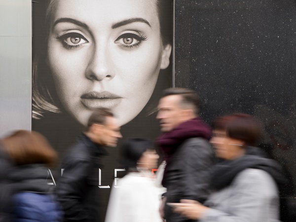 Imagem de Londres na semana do lançamento de 25, de Adele