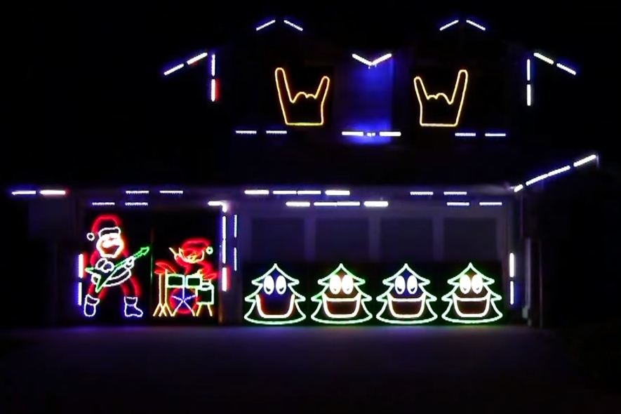 Cena de vídeo em que "Psychosocial", do Slipknot, ganha animação com luzes natalinas