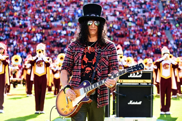 Slash durante partida universitária de futebol americano