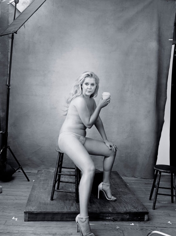 Amy Schumer em foto do calendário Pirelli