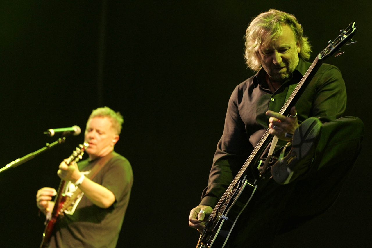Os antigos companheiros de banda Bernard Sumner e Peter Hook em show do New Order, em 2005