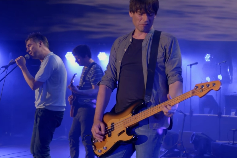 Damon Albarn, Graham Coxon e Alex James em cena do documentário New World Towers, do Blur