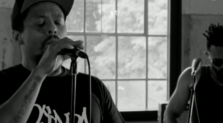 Black Alien canta “Identidade” e “Rolo Compressor” em versões reduzidas.