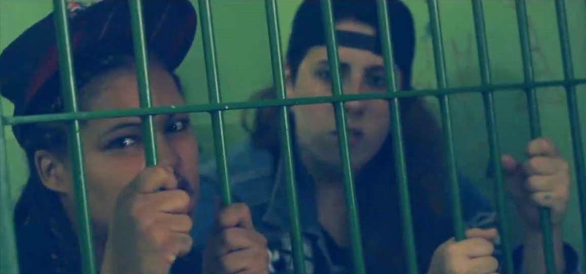 Issa Paz e Dory de Oliveira lançam um emblemático clipe gravado em escola ocupada