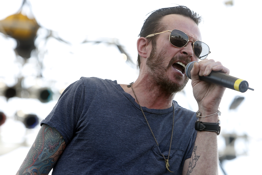 Scott Weiland, ex-vocalista de Stone Temple Pilots e Velvet Revolver, durante show em maio de 2015