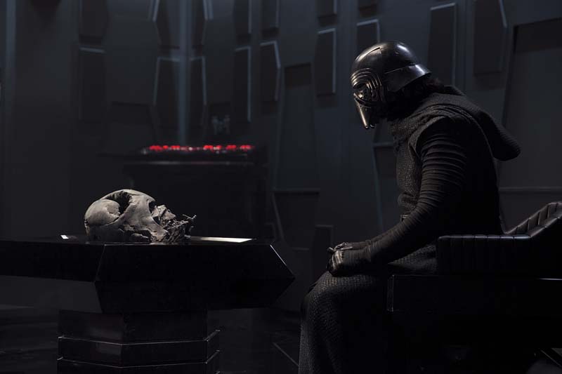 Kylo Ren, interpretado por Adam Driver, herda o manto de Darth Vader