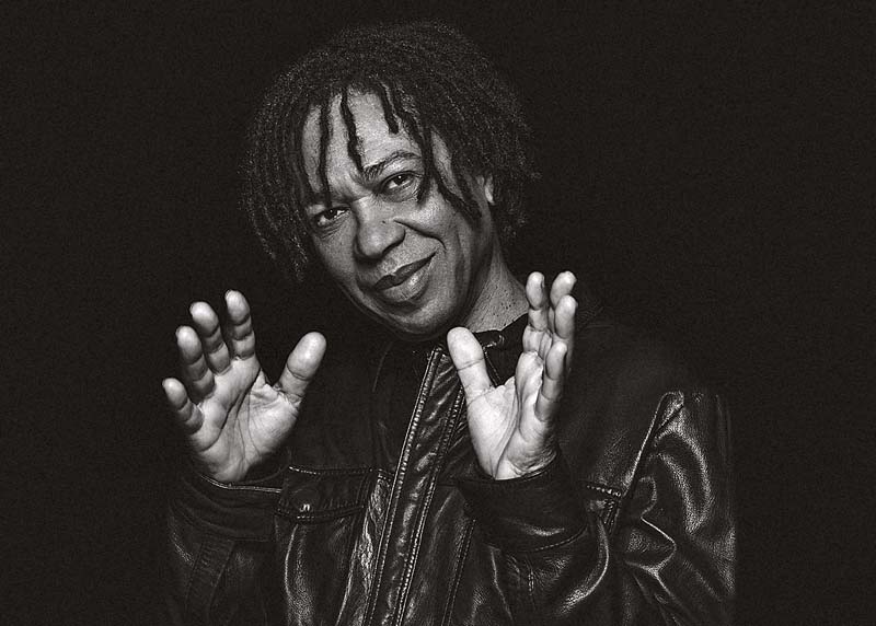 Músico fala sobre a vida dele e dos outros em álbum