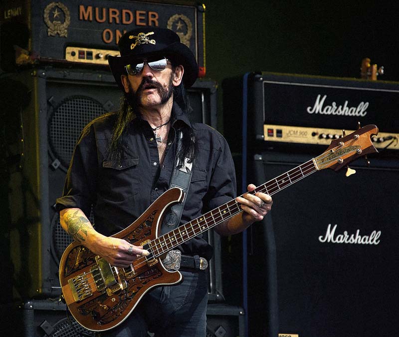 Lemmy no palco, onde sempre se sente bem.