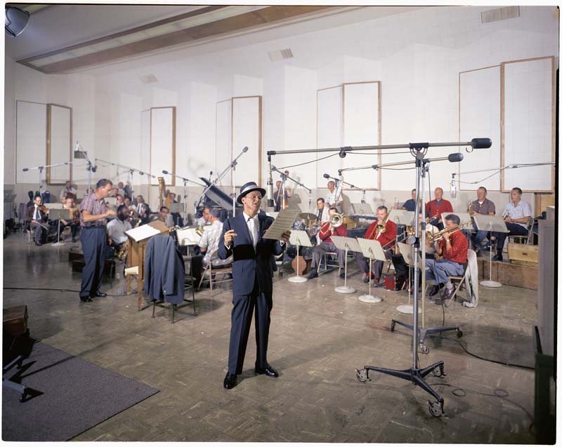 O cantor no estúdio da Capitol Records em Los Angeles, em meados dos anos 1950
