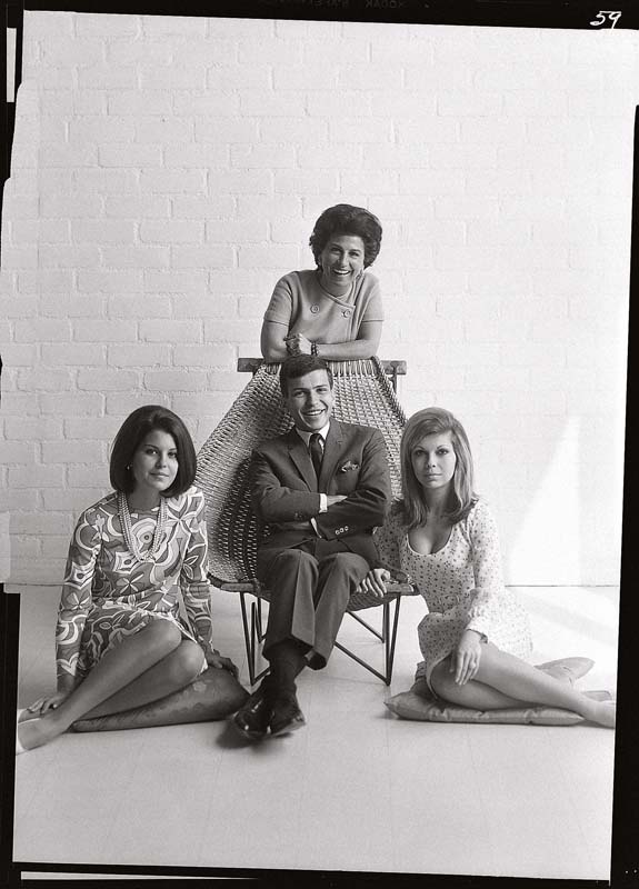 O clã Sinatra em 1965 (no sentido horário, a partir do topo): a ex-esposa, Nancy Barbato, e os filhos, Nancy, Frank Jr. e Tina
