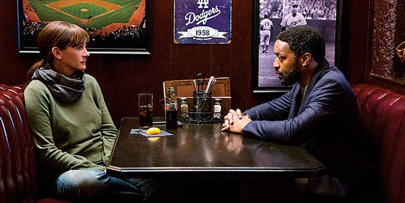 Julia e Ejiofor em trama intrincada