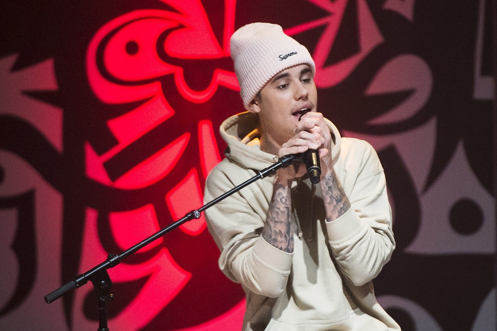 O cantor canadense Justin Bieber durante performance acústica em Toronto, em 2015
