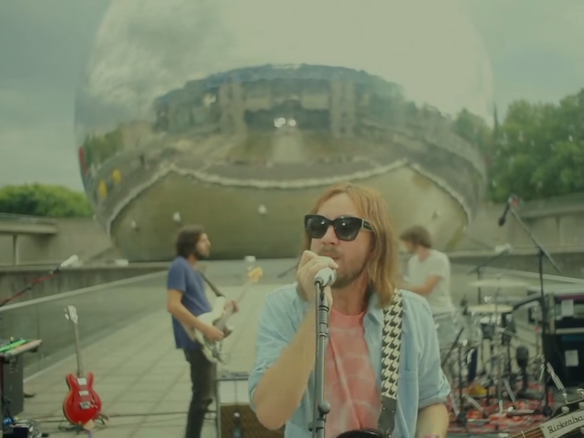 Kevin Parker e o Tame Impala tocando em frente à cúpula La Géode, em Paris, na França