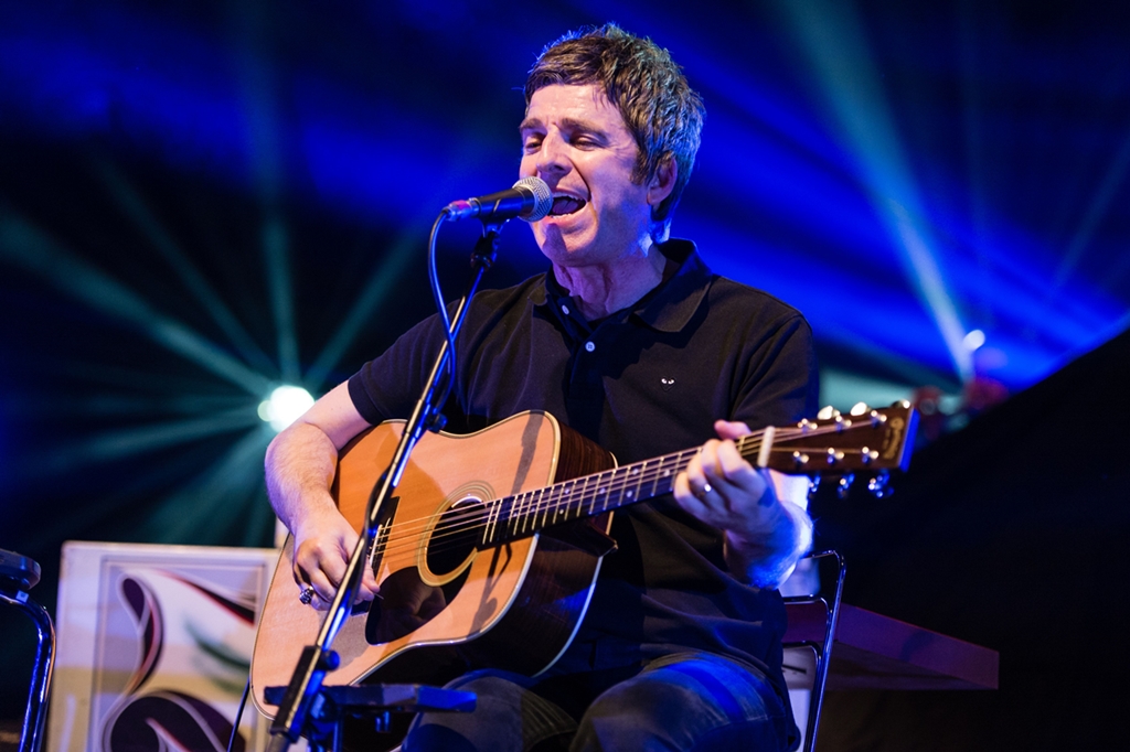 Noel Gallagher durante apresentação acústica com repertório do Oasis, no Royal Albert Hall, em Londres