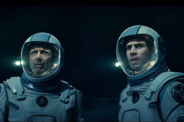 Jeff Goldblum e Liam Hemsworth em Independence Day: Resurgence