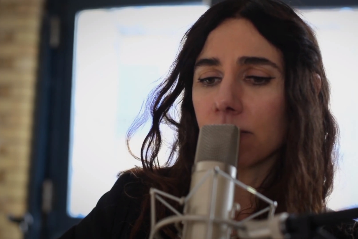A cantora PJ Harvey em teaser do nono álbum da carreira