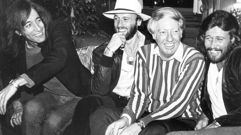 Da esquerda para a direita, Barry, Robby, Robert Stigwood e Maurice Gibb