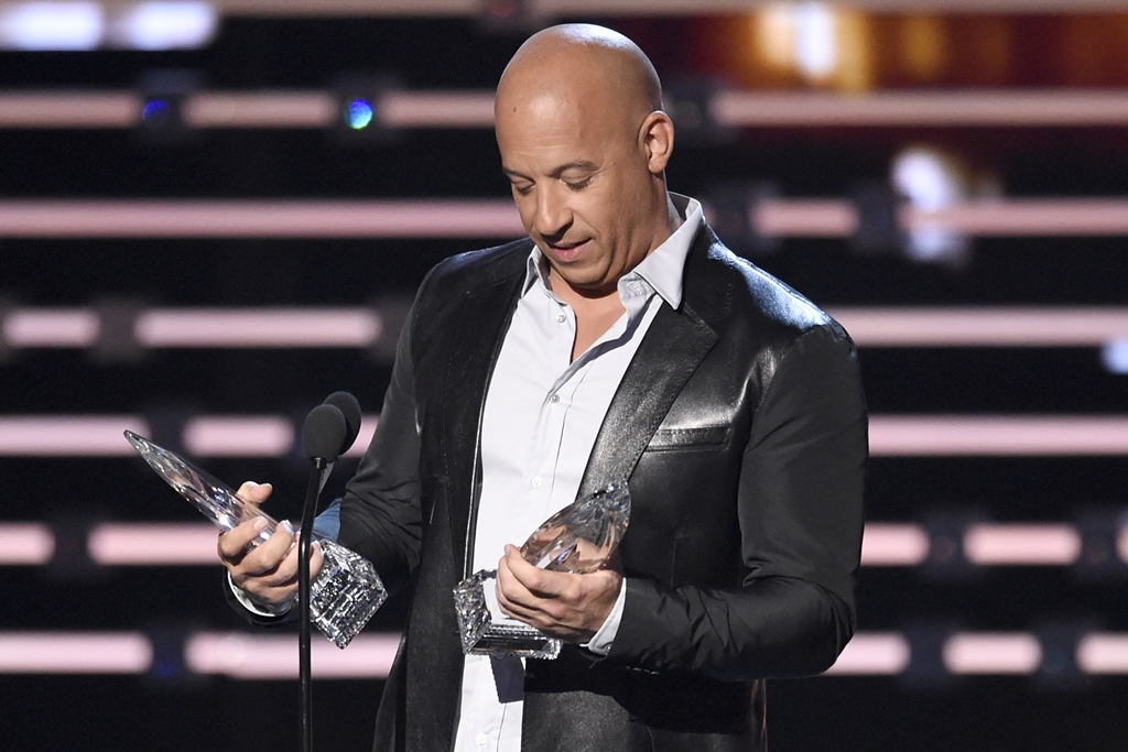 O ator Vin Diesel, de Velozes e Furiosos, levando prêmio no People's Choice Awards de 2016 pelo sétimo filme da franquia
