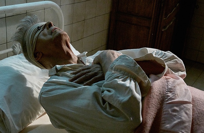 Bowie em cena de "Lazarus", dirigido por Johan Renck