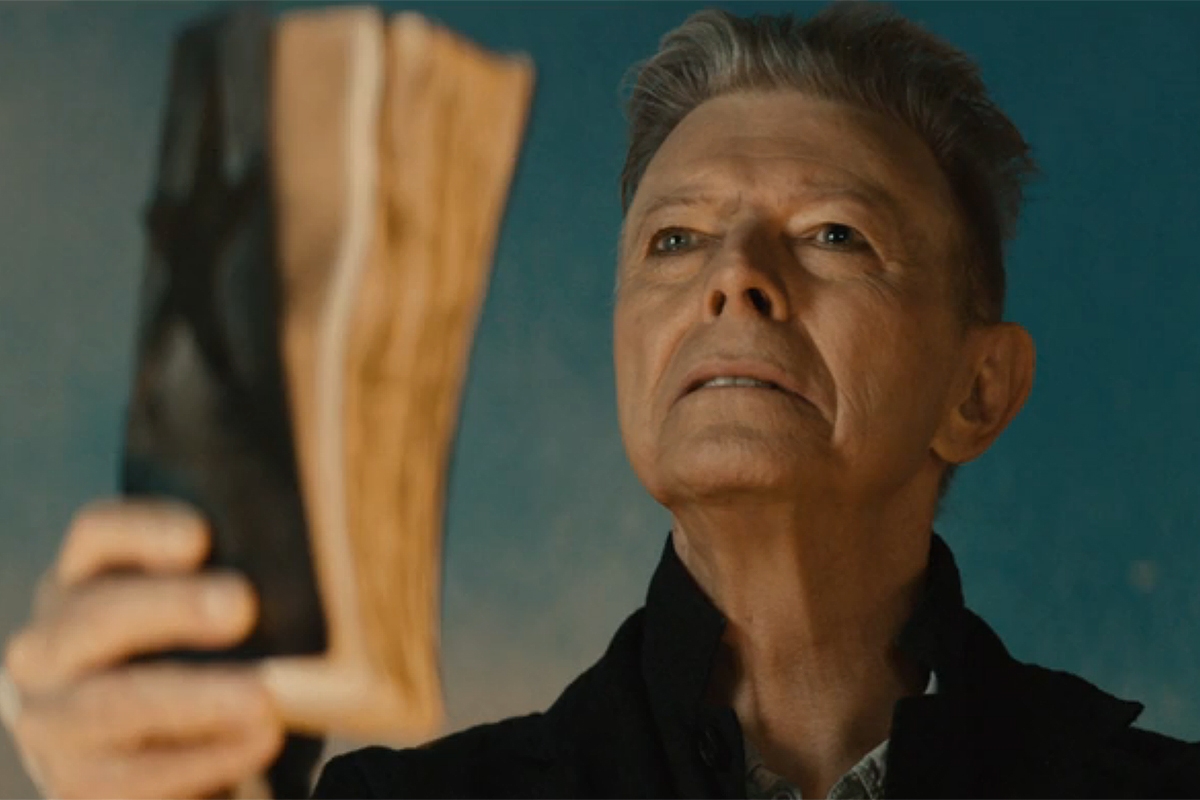 David Bowie em cena do clipe de "Blackstar"