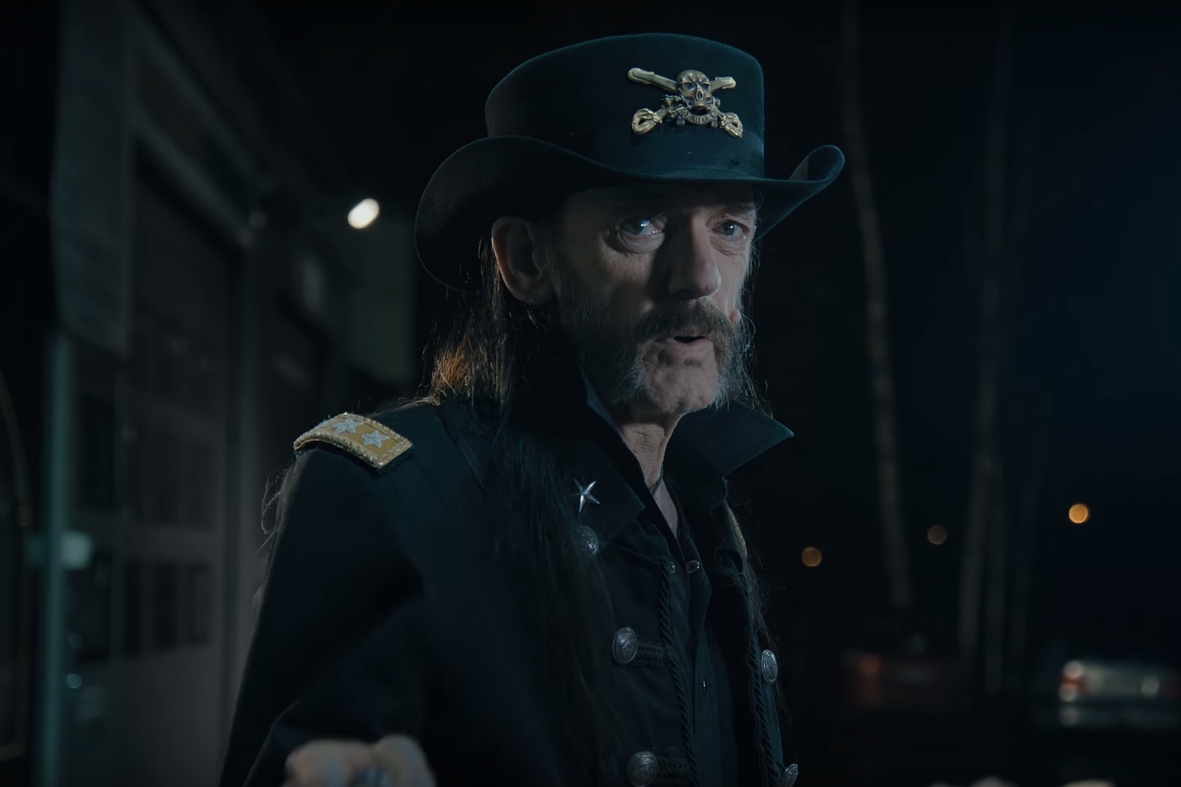 Lemmy, vocalista e baixista do Motörhead em cena de comercial de TV gravado pouco antes de ele morrer