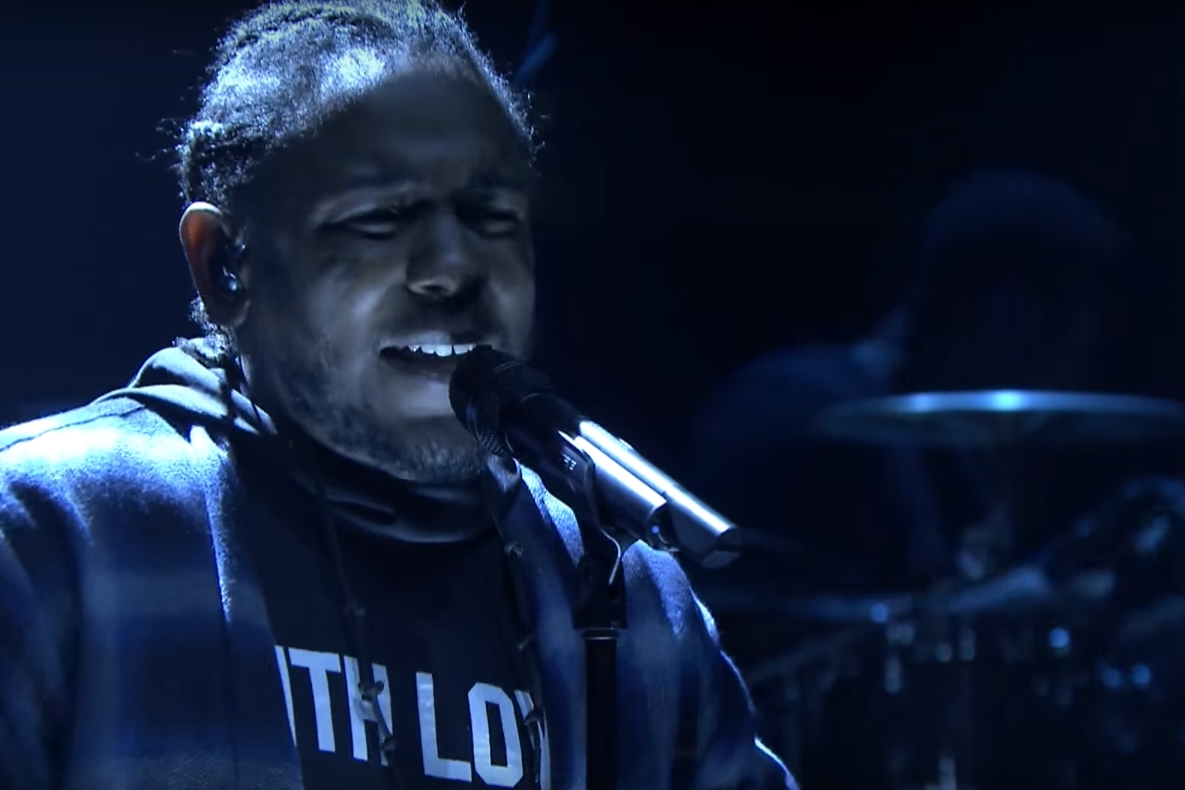 Kendrick Lamar em performance no programa The Tonight Show Starring Jimmy Fallon, em janeiro de 2016