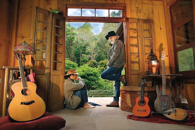 FINALMENTE REUNIDOS  Sater e Teixeira no ambiente bucólico que pauta todo o disco