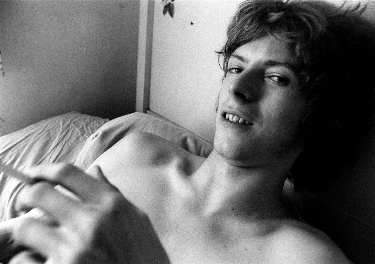 Nesta imagem feita em 1969, Bowie é retratado em casa, na Foxgrove Road, região de Beckenham, em Londres (Inglaterra). Então com 22 anos de idade, ele já tinha lançado dois álbuns: David Bowie (1967) e Space Oddity (1969).