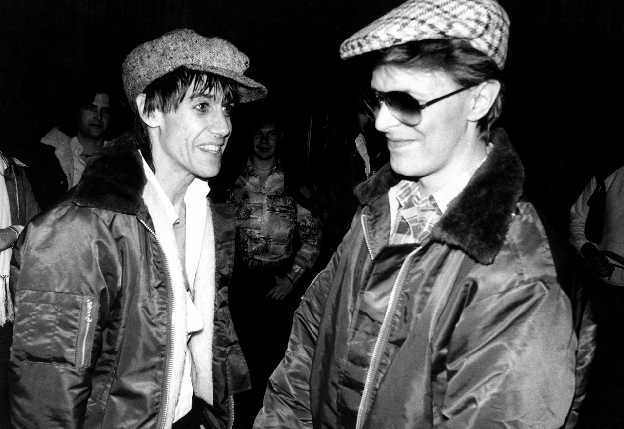 Bowie encontra o amigo Iggy Pop durante a turnê Idiot, durante a qual Bowie tocou teclados e fez backing vocals para o ex-Stooges. A excursão passou por três países, com 29 shows, tendo início em 1º de março de 1977.