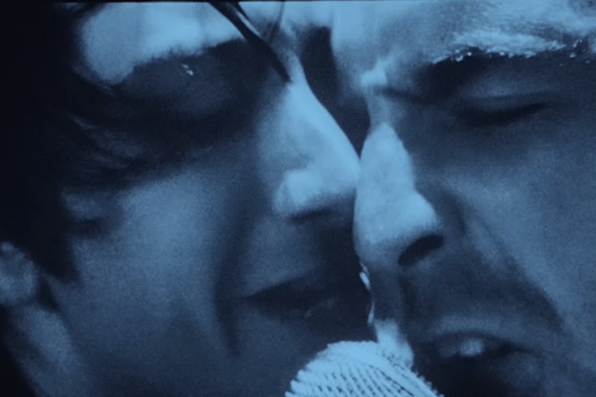 Alex Turner e Miles Kane em cena do clipe "Bad Habits", do Last Shadow Puppets