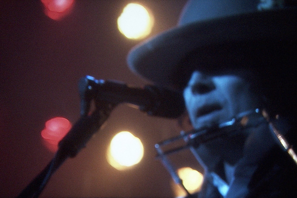 O apresentador norte-americano Jimmy Fallon interpretando Bob Dylan