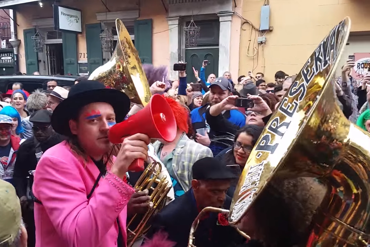 Win Butler, vocalista do Arcade Fire, junto à a Preservation Hall Jazz Band em caravana para homenagear  David Bowie em Nova Orleans