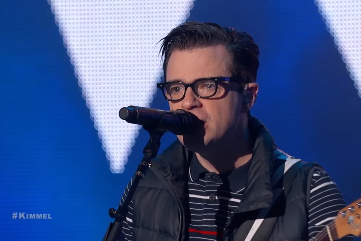 Rivers Cuomo à frente do Weezer em apresentação para programa de TV norte-americano
