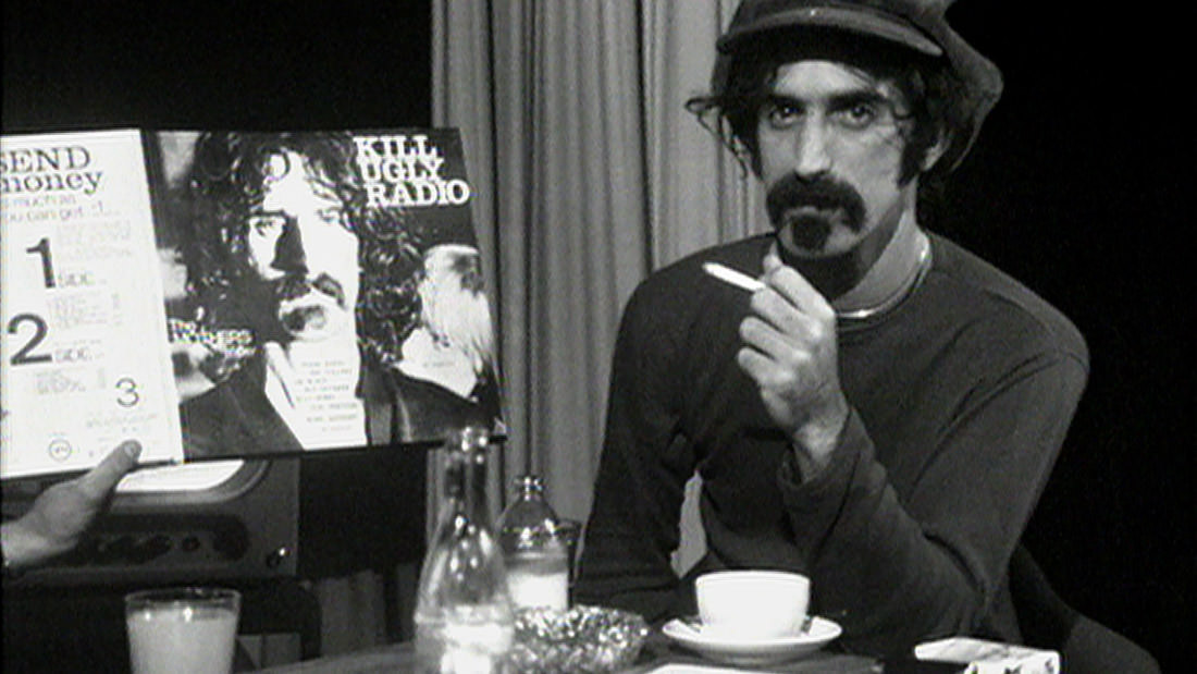 Frank Zappa em cena do documentário Eat That Question: Frank Zappa in His Own Words, do diretor alemão Thorsten Schütte