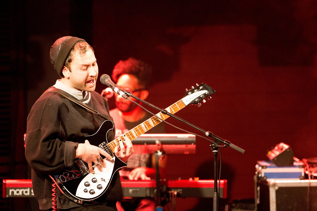 Ruban Nielson à frente do Unknown Mortal Orchestra no BBC Radio 6 Music Festival