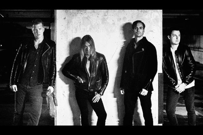 Josh Homme (Queens of the Stone Age), Iggy Pop (The Stooges), Dean Fertita (Queens of the Stone Age e Dead Weather) e Matt Helders (Arctic Monkeys) em foto de divulgação do disco Post Pop Depression