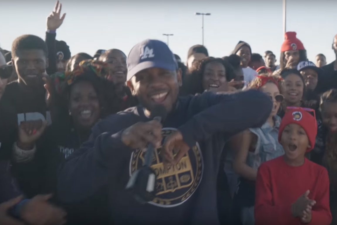 Kendrick Lamar cantando "Alright" nas ruas da cidade natal dele, Compton