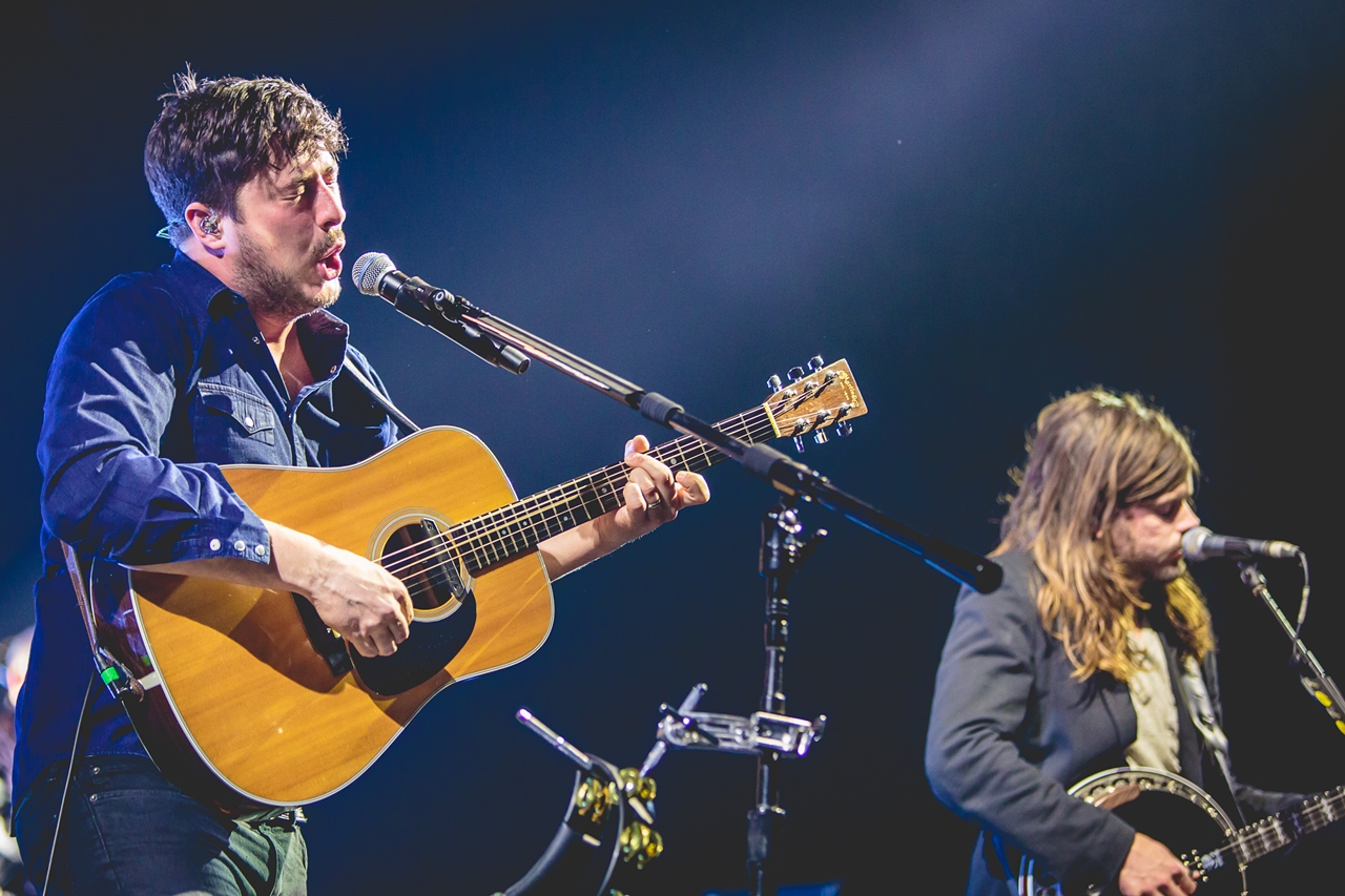 A banda Mumford & Sons durante show de dezembro de 2015 na First Direct Arena, em Leeds, na Inglaterra
