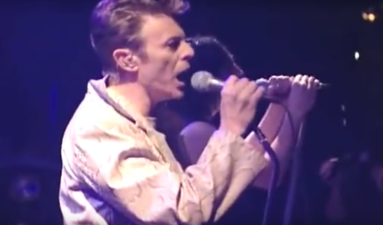David Bowie e Trent Reznor cantam "Hurt" em turnê de 1995
