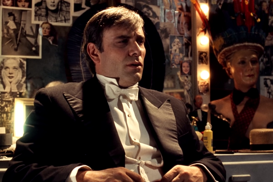 Marco Ricca dando vida ao protagonista Assis Chateaubriand, de Chatô: O Rei do Brasil