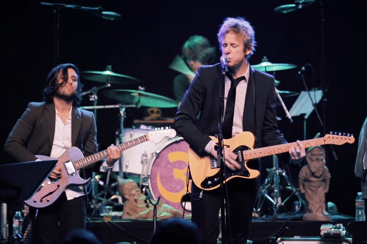 Britt Daniel, líder do Spoon, durante gravação de tributo ao guitarrista dos Beatles, George Harrison