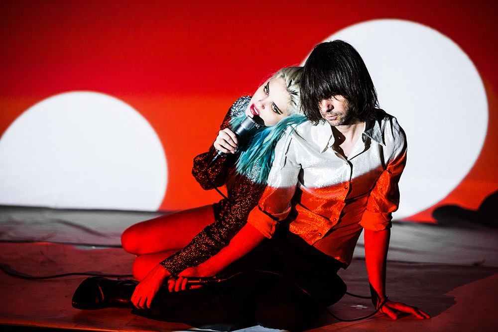 Bobby Gillespie e Sky Ferreira dividindo as atenções no clipe de “Where the Light Gets In”, do Primal Scream