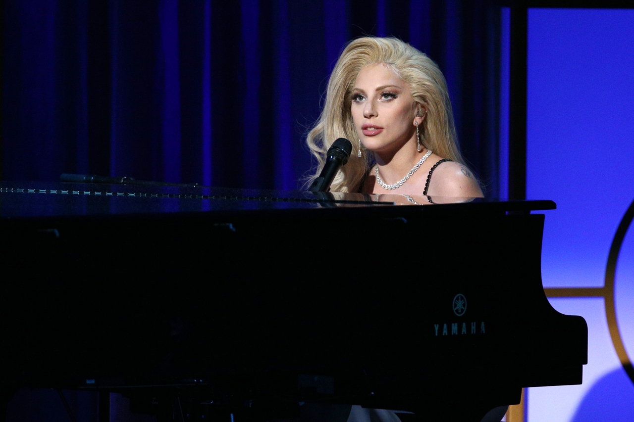 Lady Gaga durante performance no 27º Producers Guild Awards, realizado em janeiro de 2016 em Los Angeles