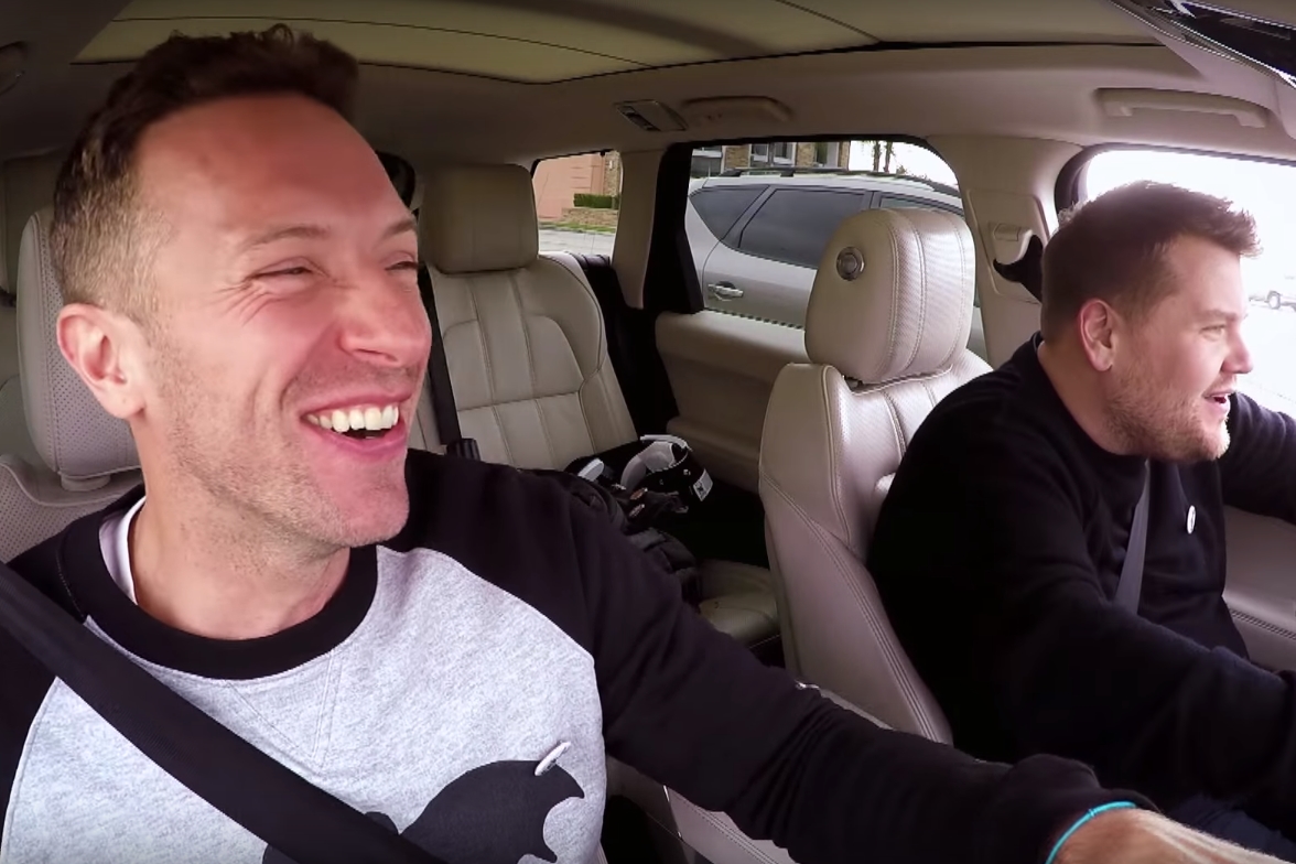 Chris Martin (Coldplay) e James Corden em vídeo para o quadro “Carpool Karaoke”, do programa norte-americano The Late Late Show