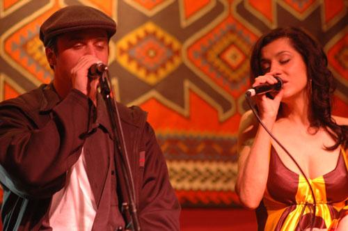 Mike Patton canta "Julia", dos Beatles, ao lado de Carla Hassett