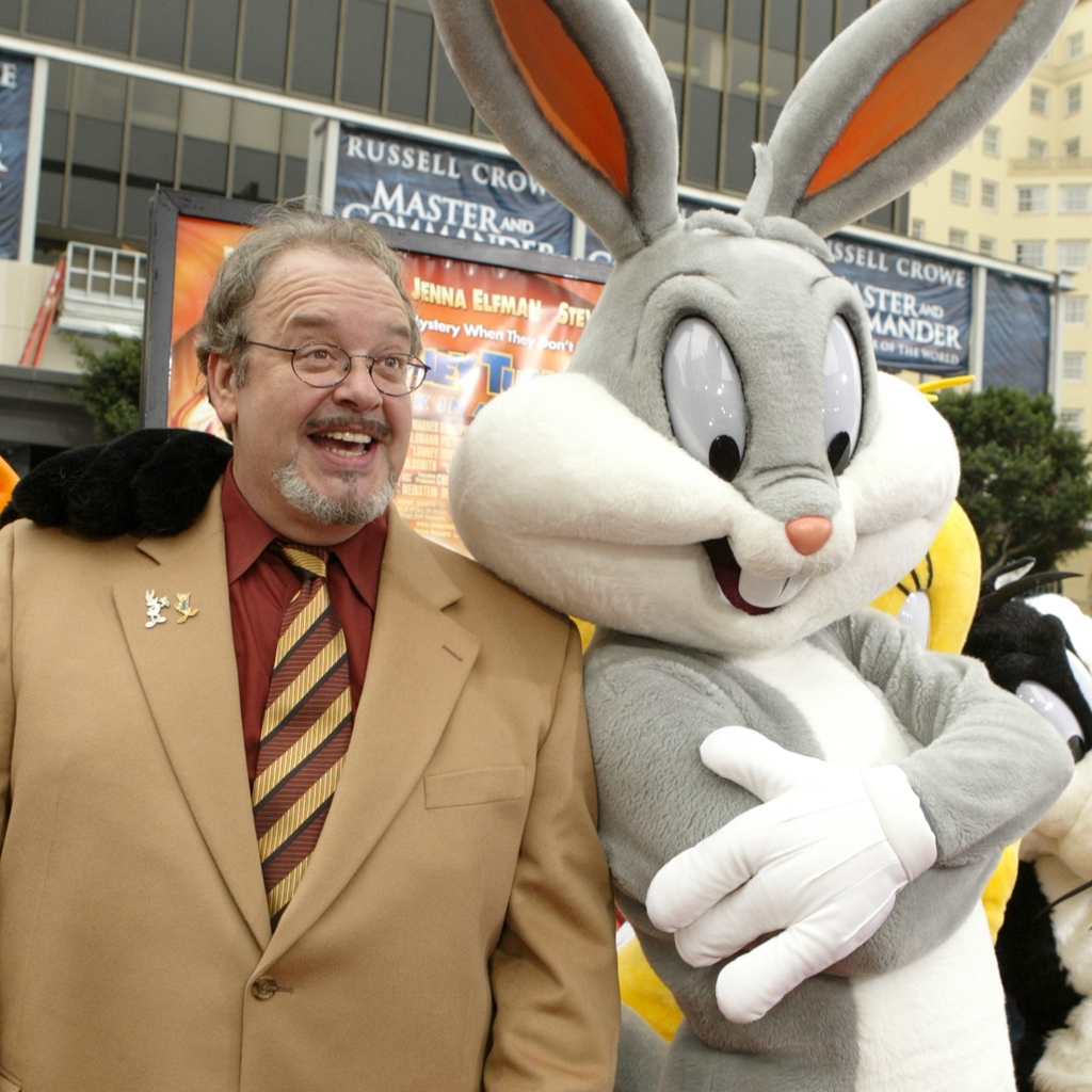 O dublador Joe Alaskey ao lado do personagem Pernalonga