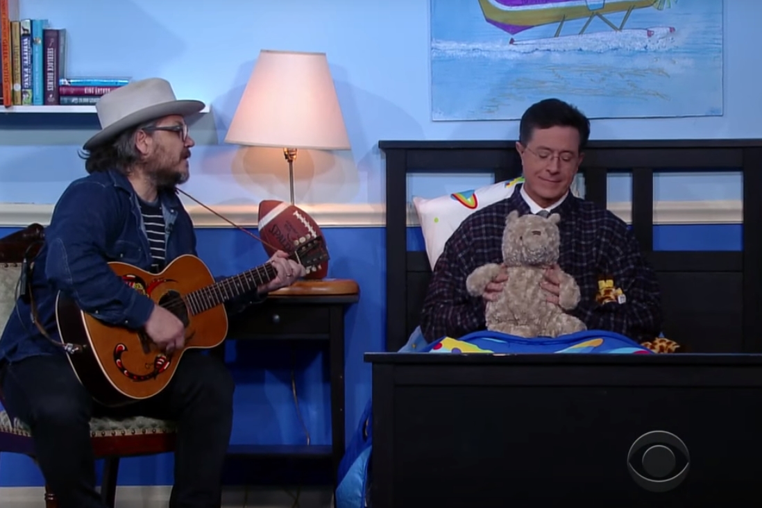 O vocalista do Wilco, Jeff Tweedy, canta para fazer dormir o apresentador do The Late Show, Stephen Colbert, em quadro de 2016 do programa norte-americano
