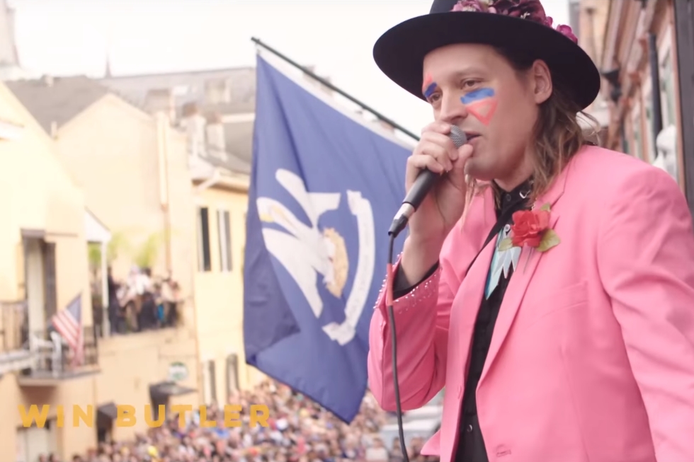 Win Butler, do Arcade Fire, falando ao público em cena de vídeo que registra "caravana" em homenagem póstuma a David Bowie