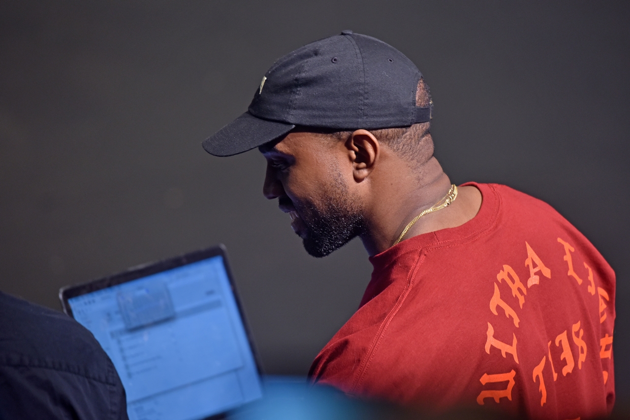 Kanye West durante o evento no Madison Square Garden (em Nova York, Estados Unidos), no qual ele lançou o álbum The Life of Pablo e a coleção de roupas Yeezy Season 3