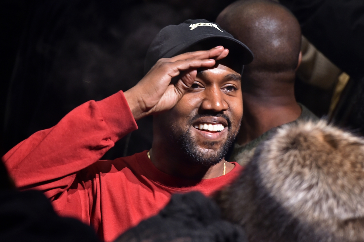 Kanye West durante o evento no Madison Square Garden (em Nova York, Estados Unidos), no qual ele lançou o álbum The Life of Pablo e a coleção de roupas Yeezy Season 3